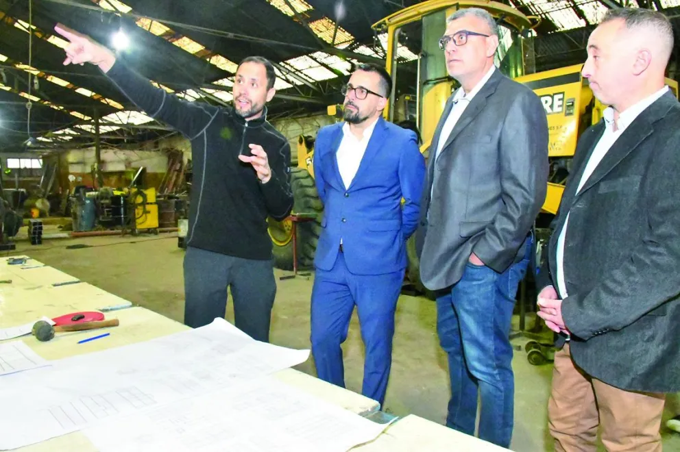 Autoridades municipales recorrieron los talleres donde se construyen los módulos del proyecto turístico Laderas, que promete generar empleo y dinamizar la economía local.