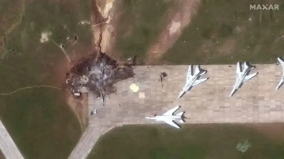 Imágenes satelitales muestran los bombarderos destruidos en la base de Belaya tras el ataque. | Foto:  EPA-EFE/Shutterstock
