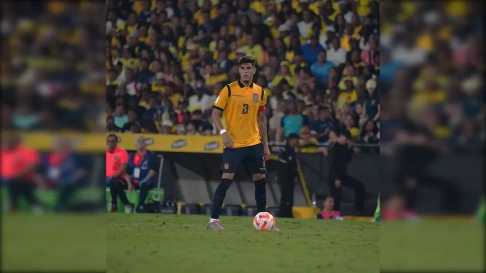 El defensor Piero Hincapié controla la pelota en la mitad de la cancha.
