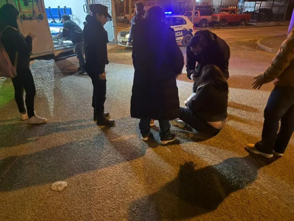 Una mujer fue embestida por un auto mientras cruzaba la calle | Diario ...