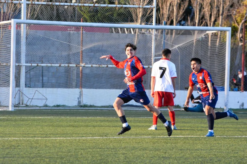El festejo de Facundo Aburto luego de hacer un golazo.
