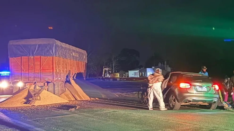 Tragedia vial en Miramar: fallecieron un médico y su hijo tras impactar contra un acoplado