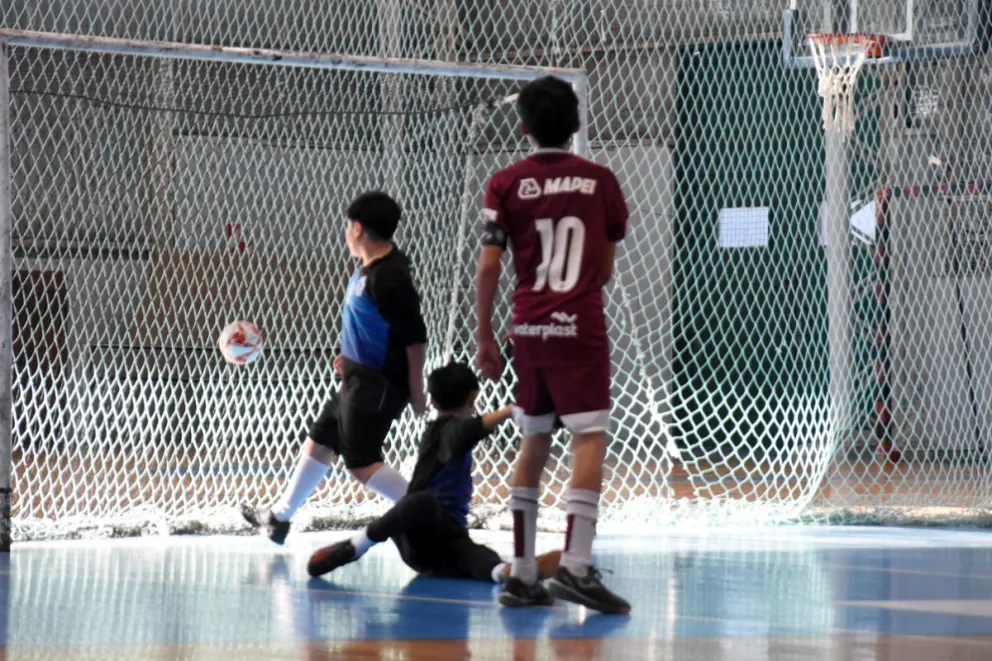 Uno de los goles de Lanús que superó a La Cigarra en C-13.