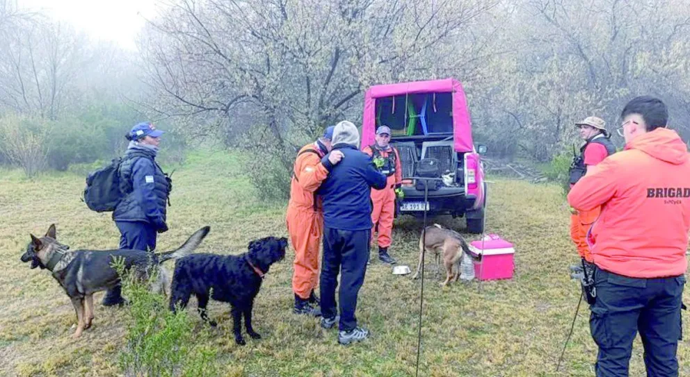 El hallazgo del cuerpo de Emanuel Centeno en el río se produjo este miércoles al mediodía en la zona del Puente San Cristóbal, a unos ocho kilómetros al sudoeste de esta ciudad. Los padres del muchacho están conmocionados.