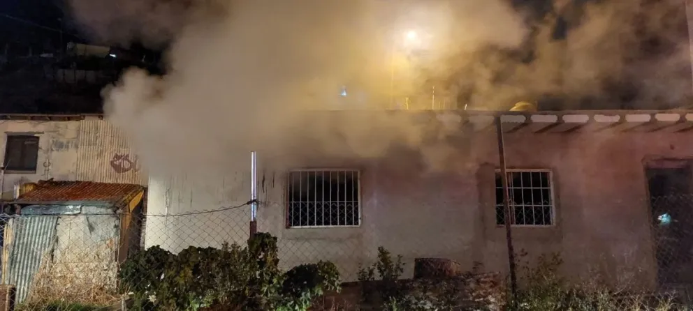Las llamas comenzaron en la cocina y alcanzaron un colchón.