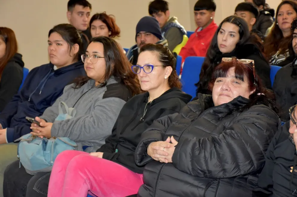 Trelew continúa capacitando a vecinos en manipulación de alimentos: 50 personas completaron el curso en el Centro Astronómico y ya hay nuevas fechas confirmadas.