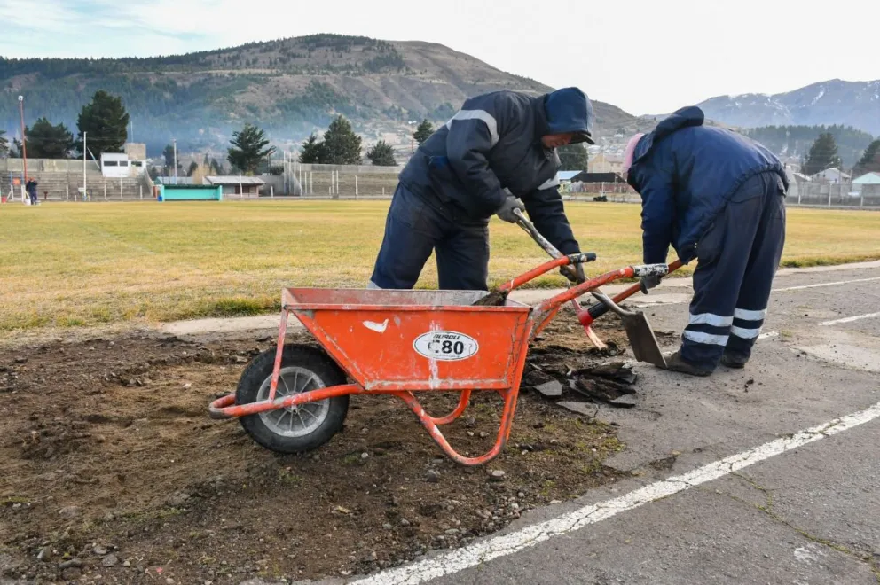La Municipalidad de Esquel realiza tareas de mantenimiento en la pista de atletismo, buscando optimizar el espacio para atletas de alto rendimiento y nuevas promesas locales.