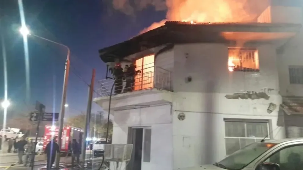 Se requirieron tres dotaciones de bomberos para controlar las llamas y evitar que se propagaran a viviendas linderas. (Foto LM de Neuquen)