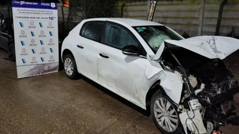 Dos menores estrellaron un auto robado contra un vehículo familiar en Mar del Plata