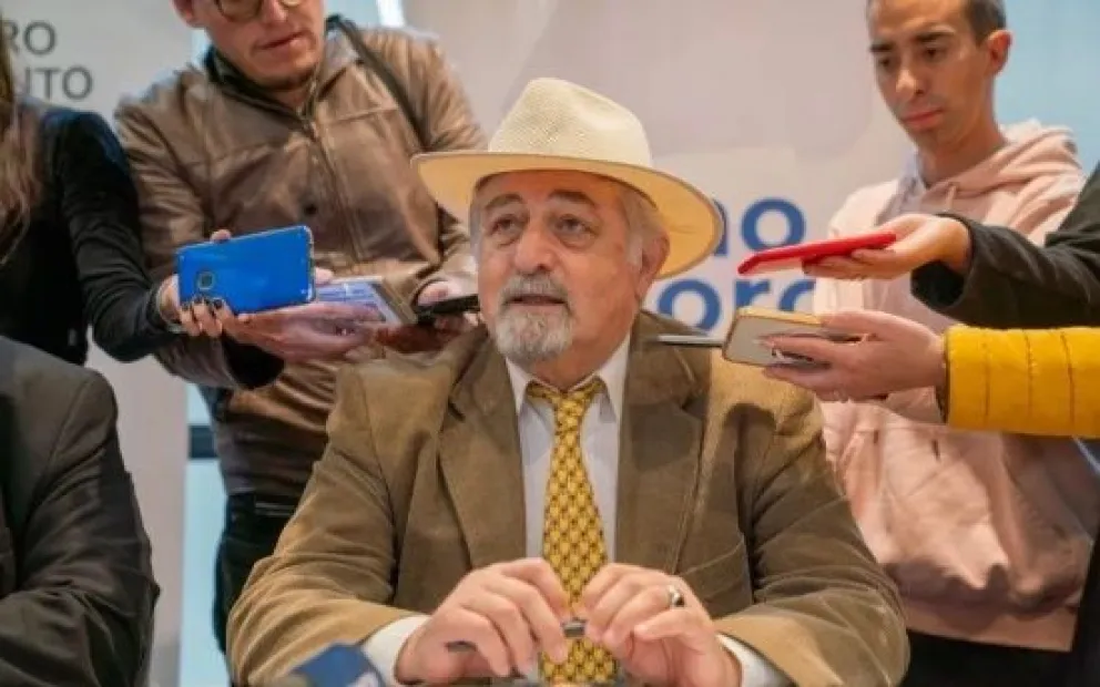 El mandatario comodorense desmiente rumores y responde a los cuestionamientos 