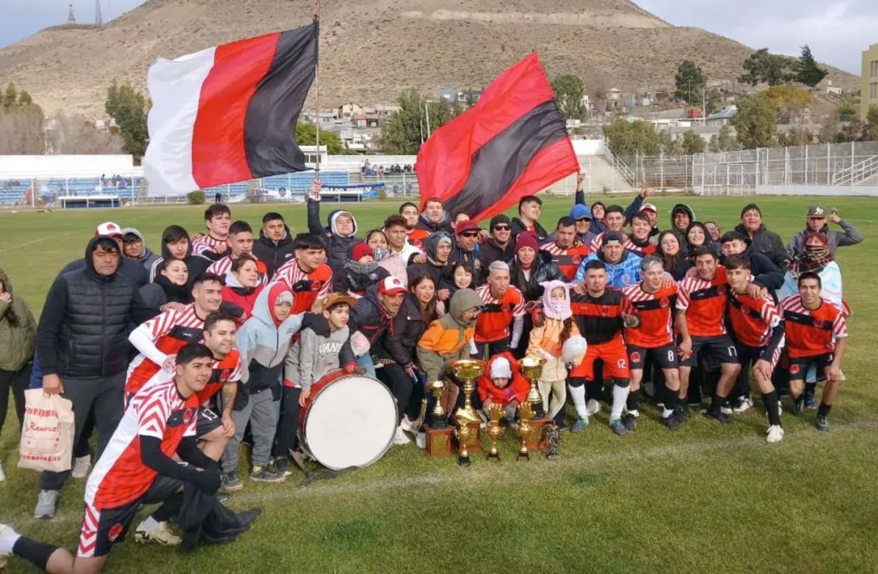Defensores del Moure le ganó 1 a 0 a Guerreros de Malvinas y salió campeón en Primera División "B".