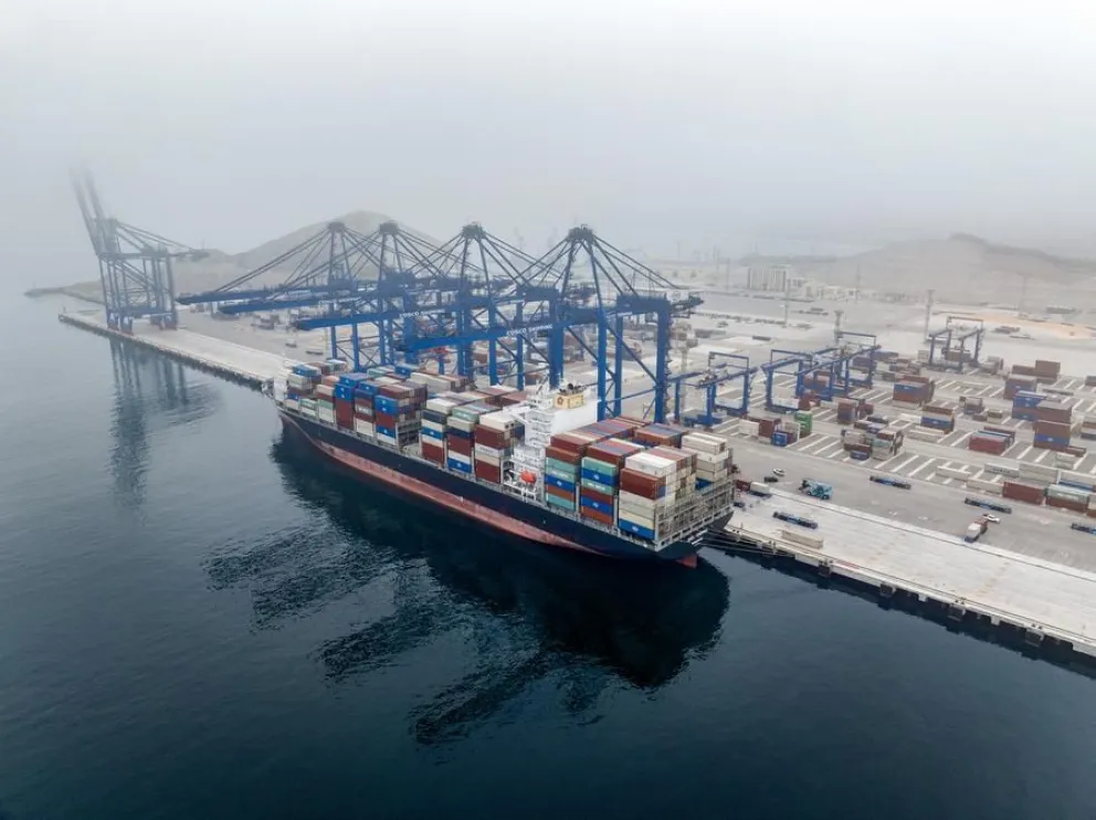 Imagen tomada con un dron el 16 de mayo de 2025 de un buque portacontenedores en el megapuerto de Chancay, en Chancay, Perú. (Xinhua/Li Muzi)