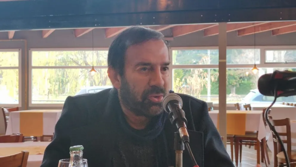  Claudio Petris presentó su renuncia a la Asociación de Magistrados en medio de un fuerte cruce con el Gobierno provincial y graves denuncias públicas en su contra.