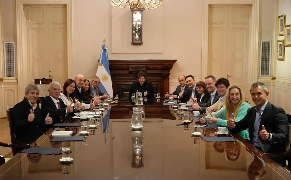 Javier Milei encabezó una reunión de urgencia en Casa Rosada tras el fallo en EE.UU. que obliga a Argentina a pagar USD 16.000 millones y ceder el control de YPF.     