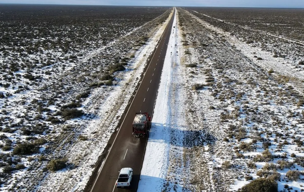 Personal de Vialidad Nacional trabaja en rutas patagónicas con tareas de despeje y distribución de sal para garantizar la seguridad vial ante las heladas y nevadas intensas.