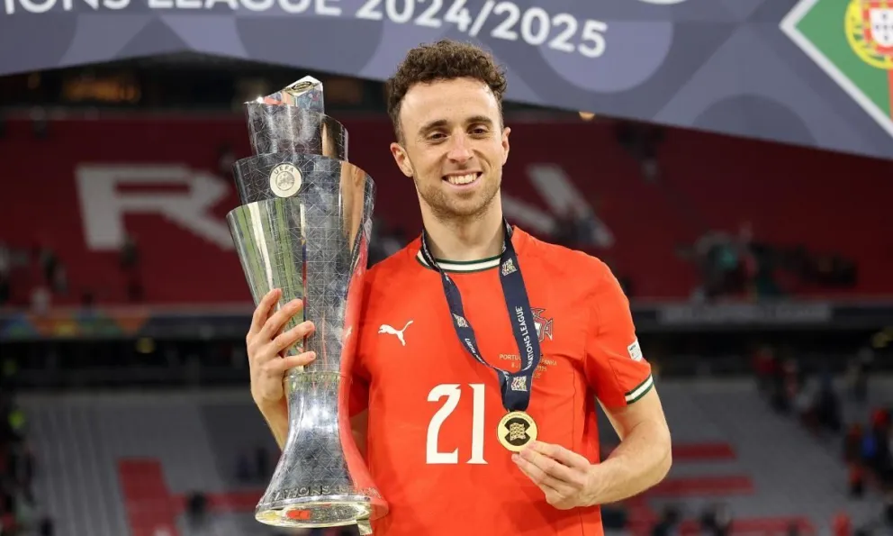 Diogo Jota, futbolista portugués reconocido por su paso por clubes como Liverpool, Wolverhampton y Atlético de Madrid, además de su trayectoria en la selección nacional.