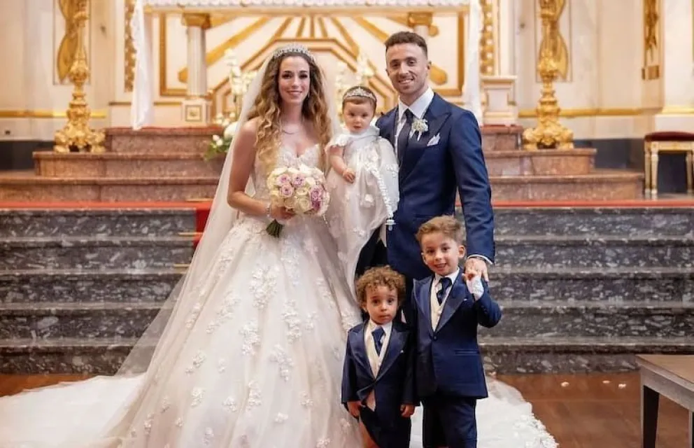Diogo Jota junto a su esposa Rute Cardoso y sus tres hijos, en una de las últimas fotos familiares compartidas en redes.