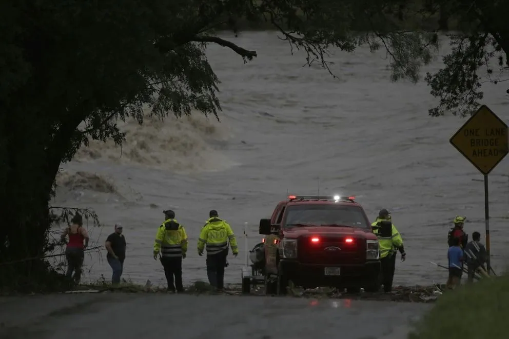 Equipos de rescate avanzan entre el barro y los escombros en la localidad de Kerrville, donde se concentran los mayores daños.
