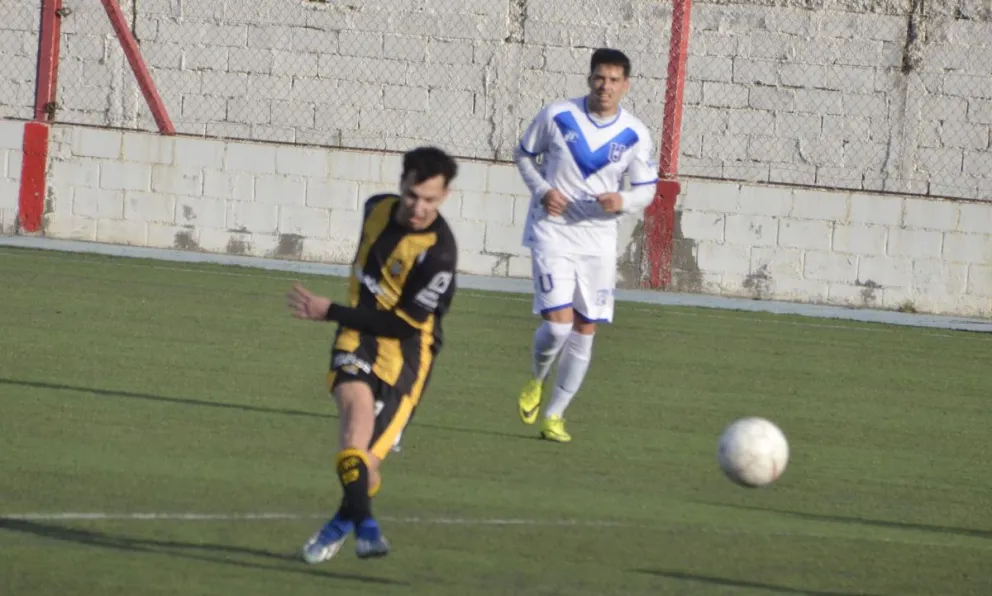 Joaquín Perón puso el 3-0 de penal. Fotos: Alejandro Paillahuala. Diario Crónica.
