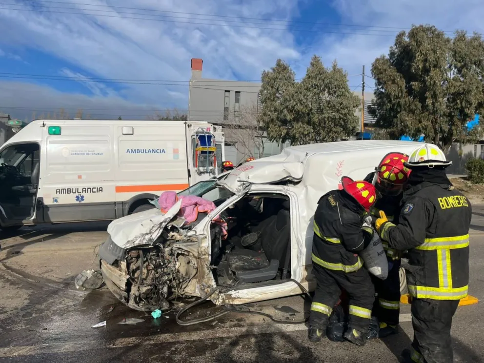 El conductor del utilitario fue rescatado del interior del vehículo por personal de Bomberos.