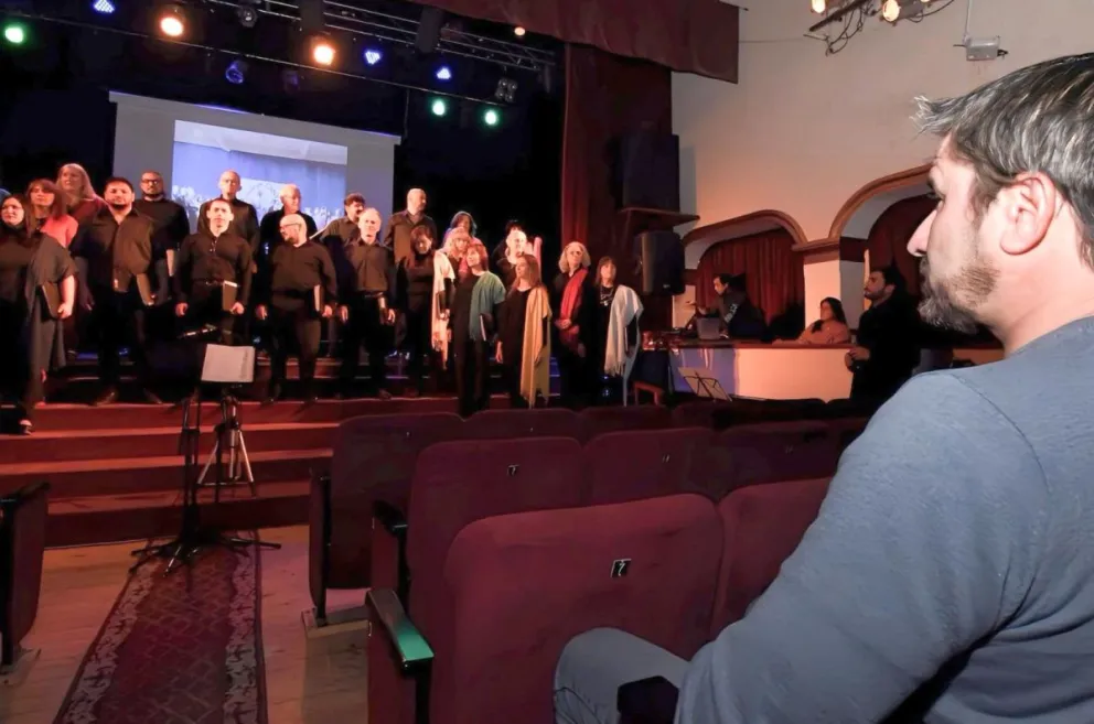 El Coro Municipal de Trelew celebró sus 57 años con un emotivo concierto en el Teatro Verdi, acompañado por el intendente Merino y vecinos de la ciudad.
