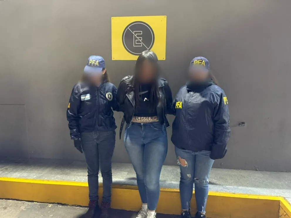 La detenida estaba prófuga desde 2022. // Foto: Policía Federal Argentina