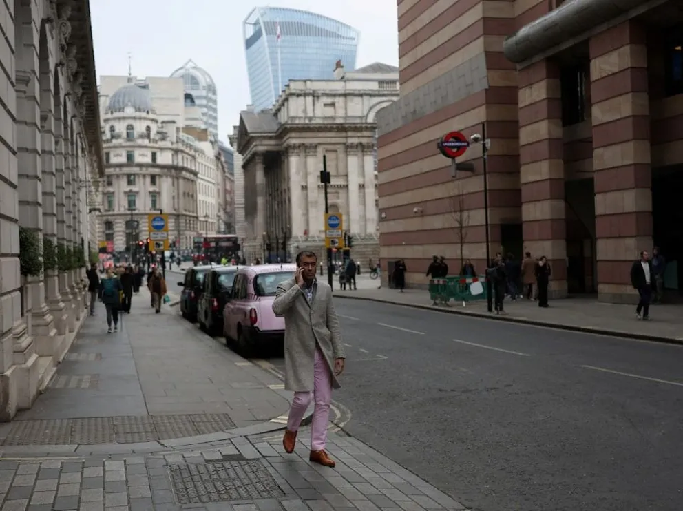 Con este escenario, el Banco de Inglaterra enfrenta una decisión clave en agosto. Para muchos, un recorte de tasas ya no es una opción, sino una necesidad.
