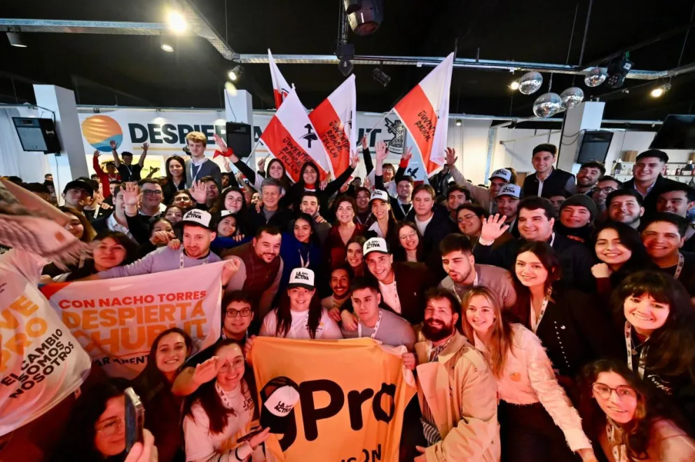 Ignacio Torres encabezó el conversatorio principal del encuentro federal juvenil en Rada Tilly, junto a Gustavo Menna y Ana Clara Romero