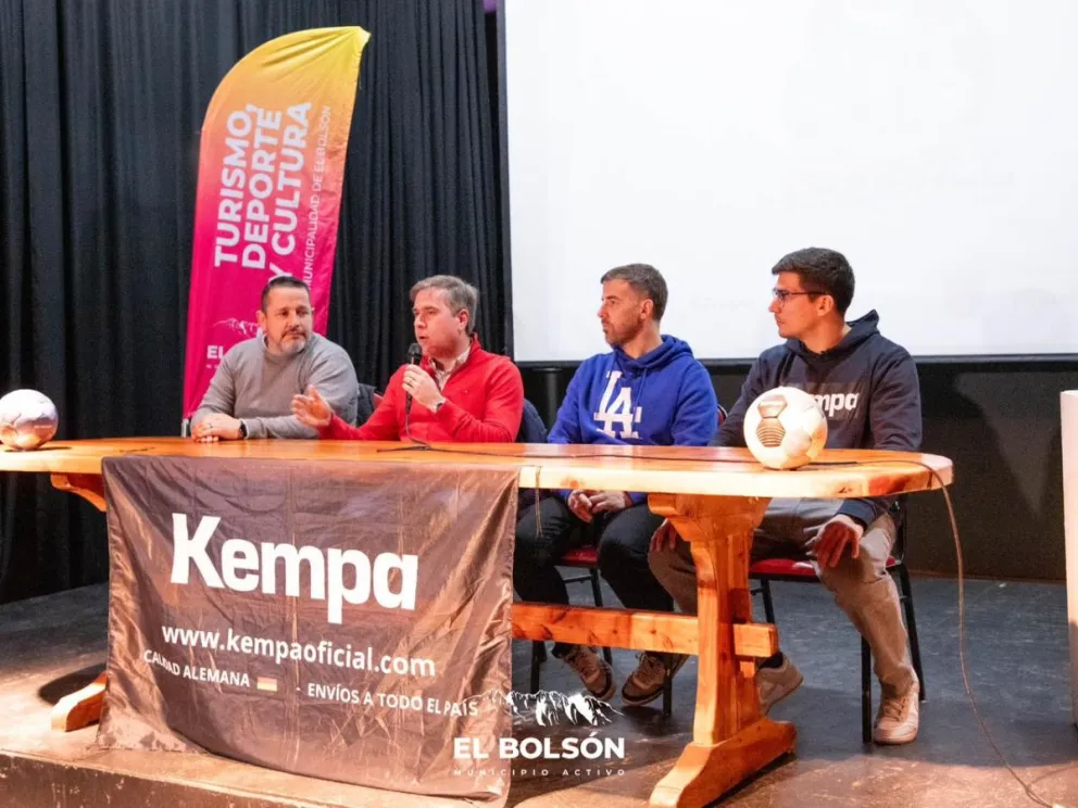 Mariano Muñoz junto al intendente Bruno Pogliano y autoridades locales durante la presentación de la clínica de handball en El Bolsón