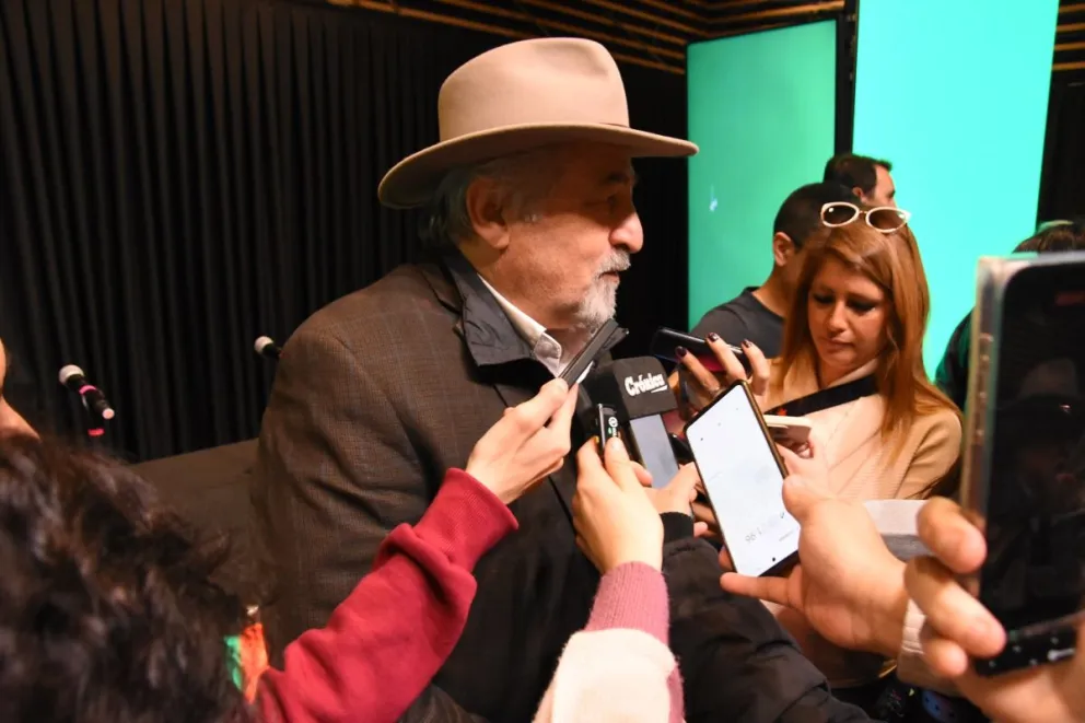 El intendente Othar Macharashvili durante la rueda de prensa tras la presentación de la XII Feria Internacional del Libro, donde abordó temas clave como el embargo de YPF, la interna del PJ y proyectos de infraestructura para Comodoro Rivadavia.