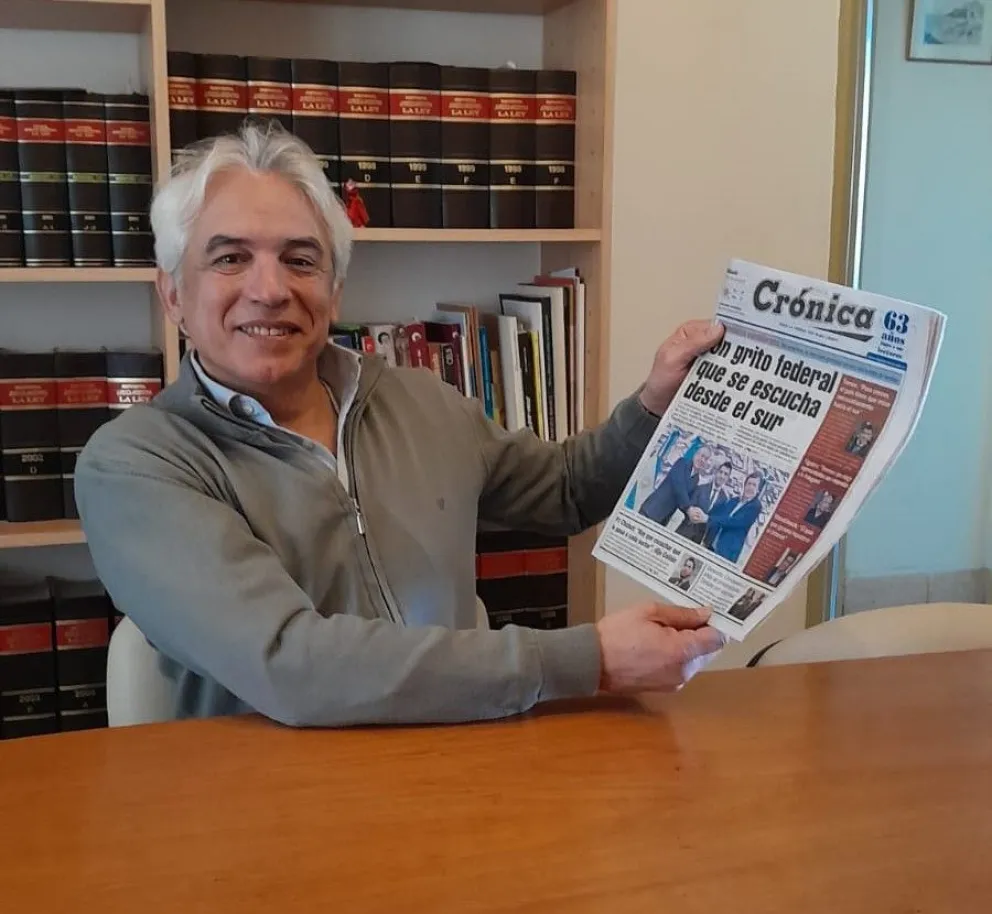  El dirigente municipal Eduardo Hualpa sostiene un ejemplar de Crónica tras dialogar sobre el presente político de Trelew