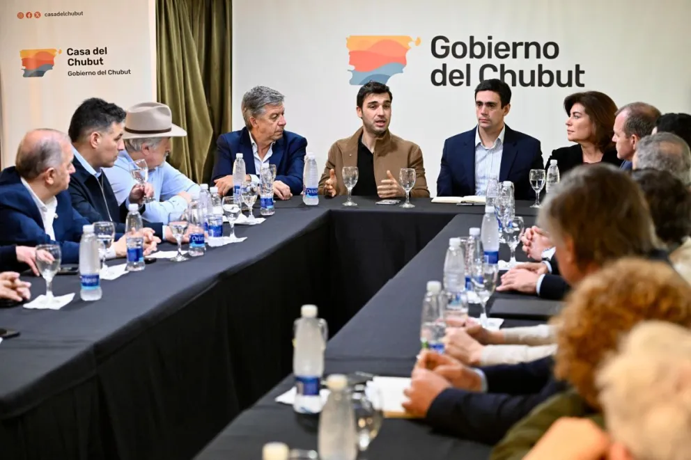 Torres encabezó la reunión en la Casa del Chubut con representantes de operadoras, legisladores e intendentes. / Fotografía: Gobierno de Chubut.