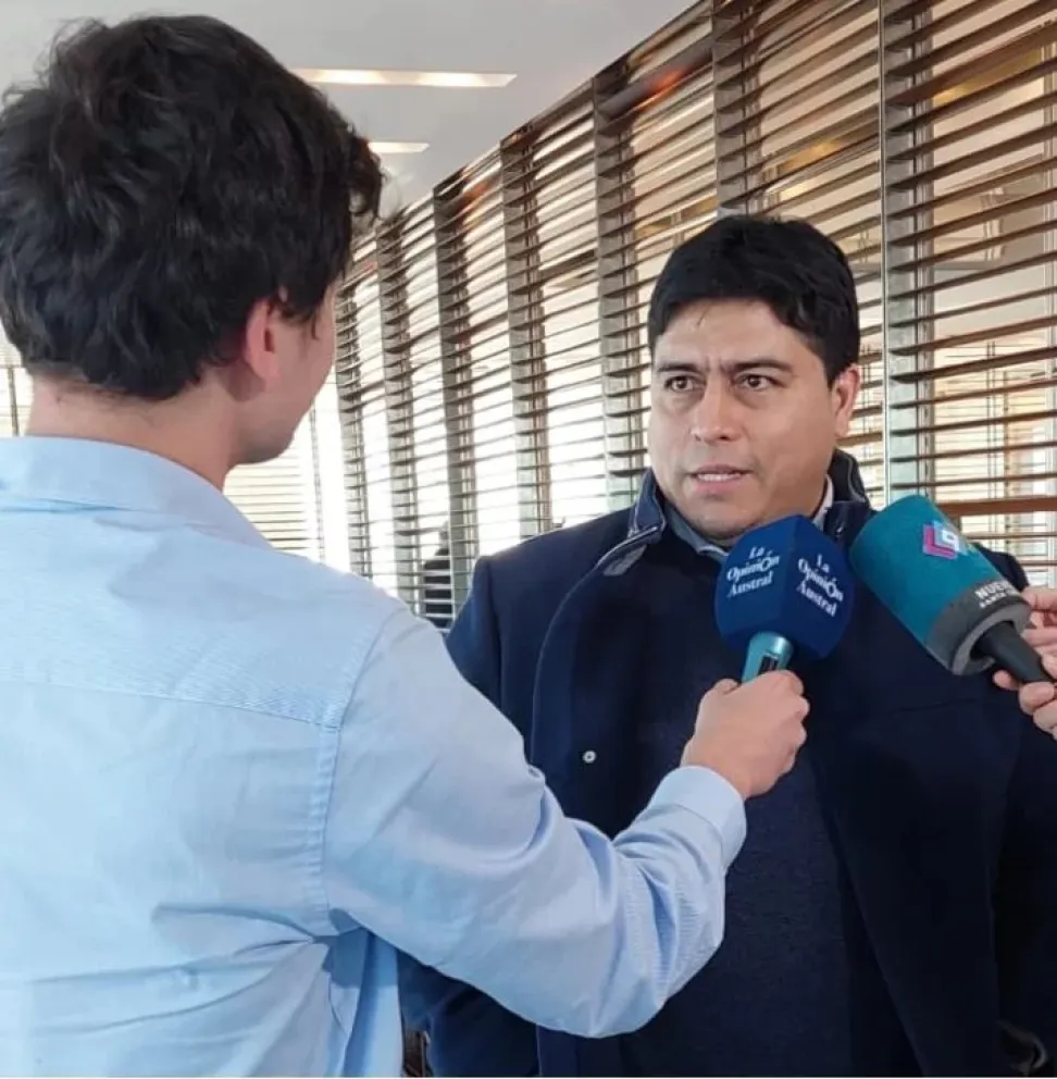 Claudio Vidal, gobernador de Santa Cruz, habló con La Opinión Austral tras el encuentro con YPF en Buenos Aires. 