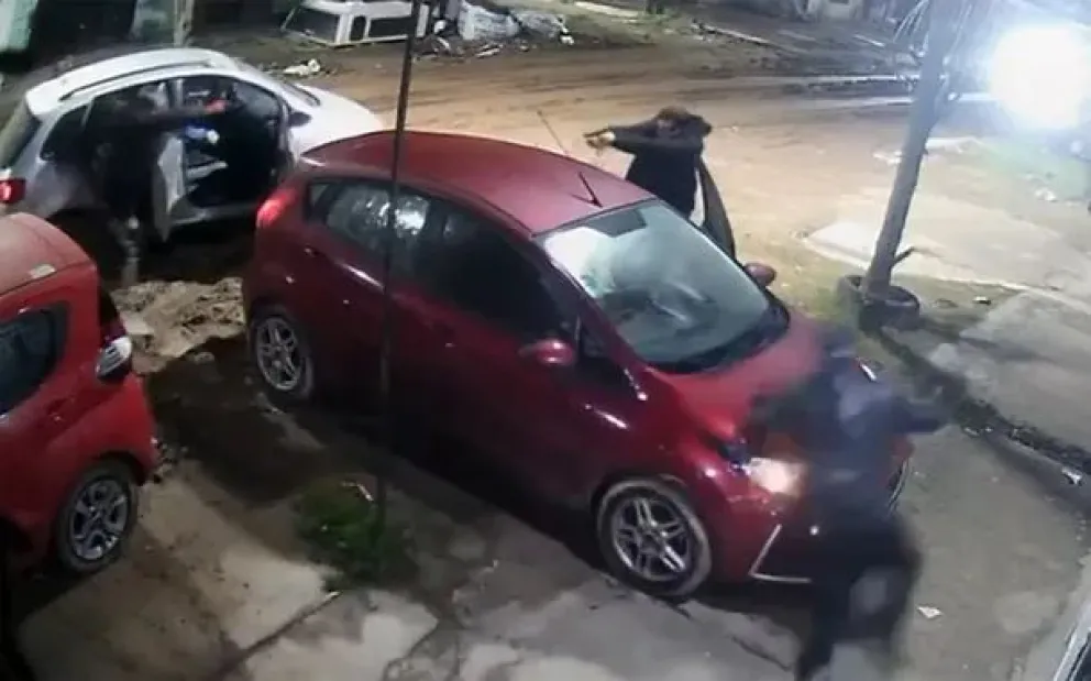 La cámara de seguridad captó el momento exacto en que el policía abre fuego contra los delincuentes.