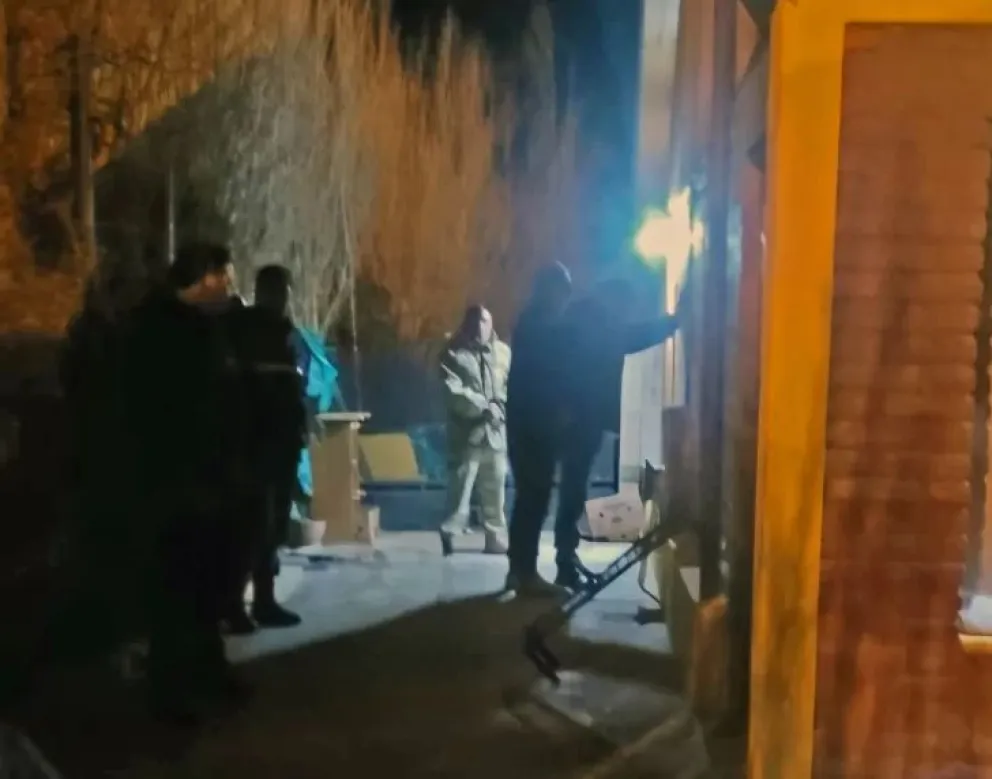 El bombero acusado, esposado contra la pared, en el momento de su detención.