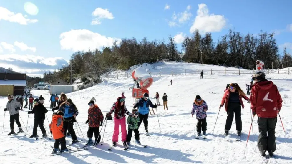 El Cerro Perito Moreno arrancó el invierno con nieve, esquí y nuevas propuestas