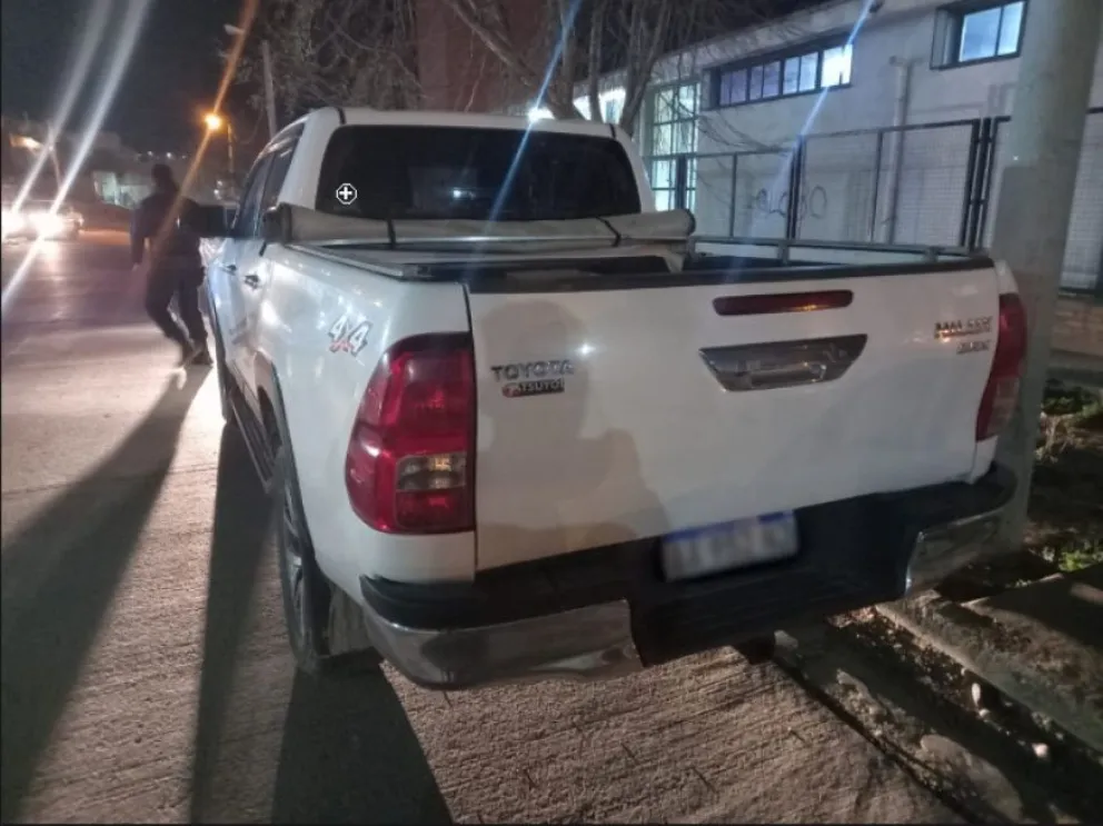 La Toyota Hilux recuperada por la policía fue encontrada abandonada en el barrio Máximo Abásolo, sin daños visibles ni señales de violencia.
