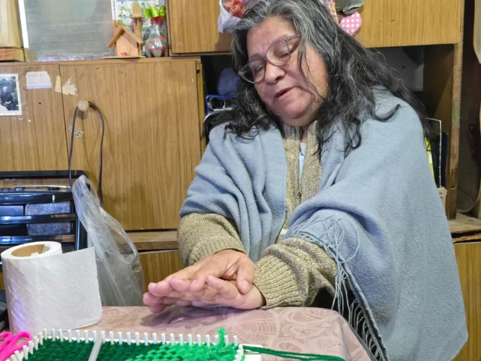 María Chávez, ganadora del Fiat Palio sorteado por las parroquias Goretti y San Jorge, celebra junto a su familia y la comunidad tras recuperar un vehículo que perdió por una estafa.