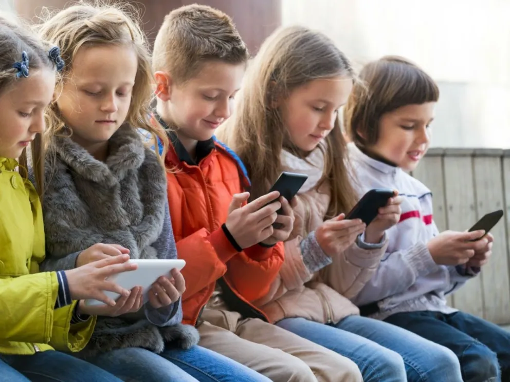 Los expertos insisten en postergar el uso del celular hasta los 13 años y fomentar la desconexión en la infancia para proteger el desarrollo emocional y neurológico.