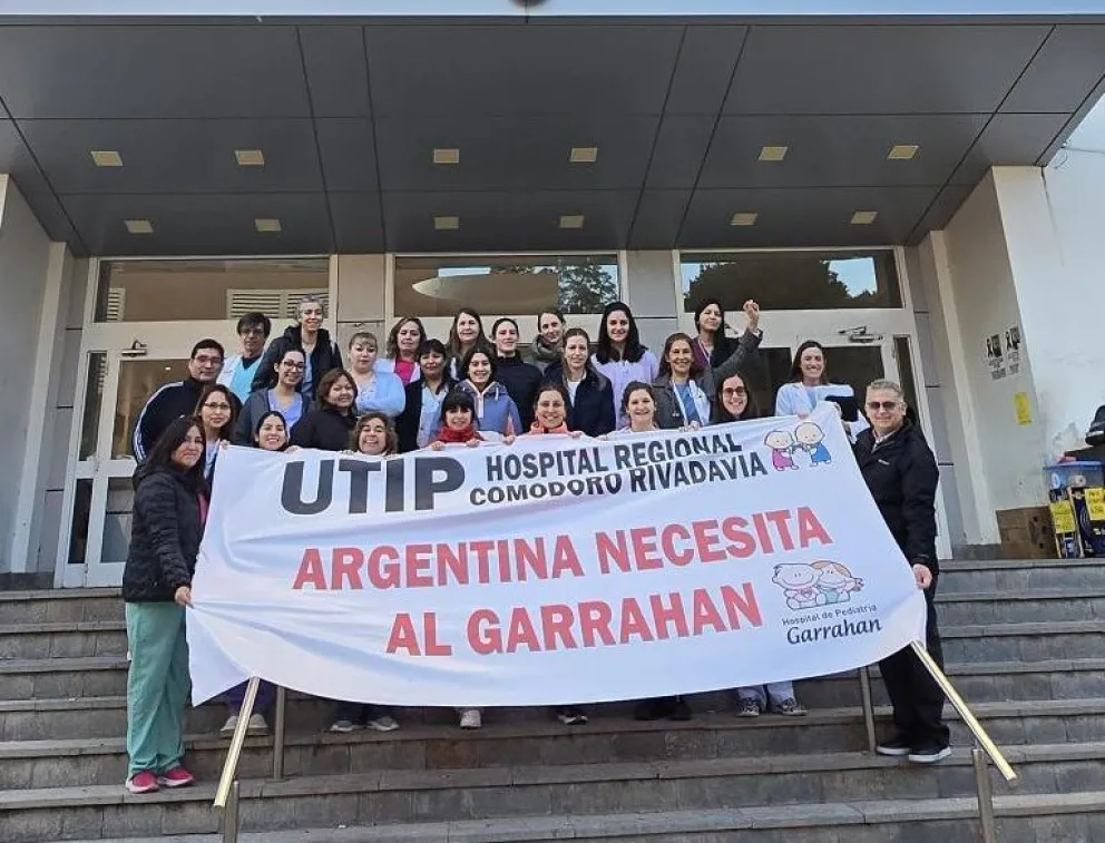  Médicos pediatras del Hospital Regional de Comodoro Rivadavia expresaron su apoyo al Hospital Garrahan, alertando sobre el vaciamiento y las renuncias que afectan la salud infantil en todo el país.          
