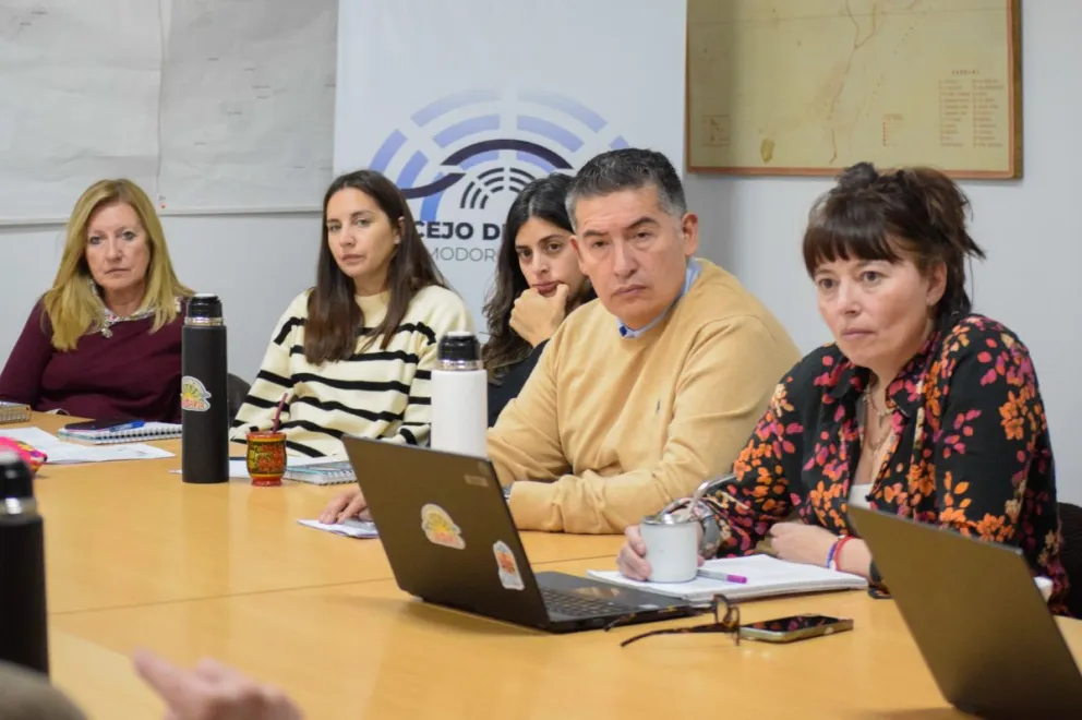 Funcionarios y representantes de la universidad trabajan en conjunto para diseñar proyectos que mejoren la movilidad urbana en Comodoro Rivadavia, buscando soluciones inclusivas, sostenibles y con un uso eficiente de los recursos públicos y privados.