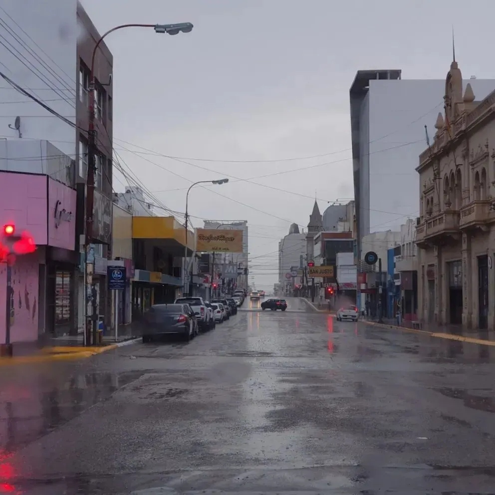 La ciudad amaneció con temperaturas bajo cero y cielo cubierto.