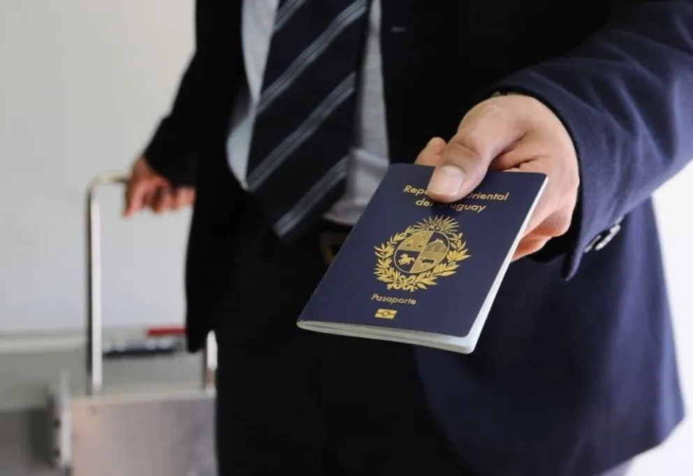 El nuevo pasaporte uruguayo, al omitir el lugar de nacimiento, podría enfrentar restricciones en Japón, según alertan autoridades consulares.