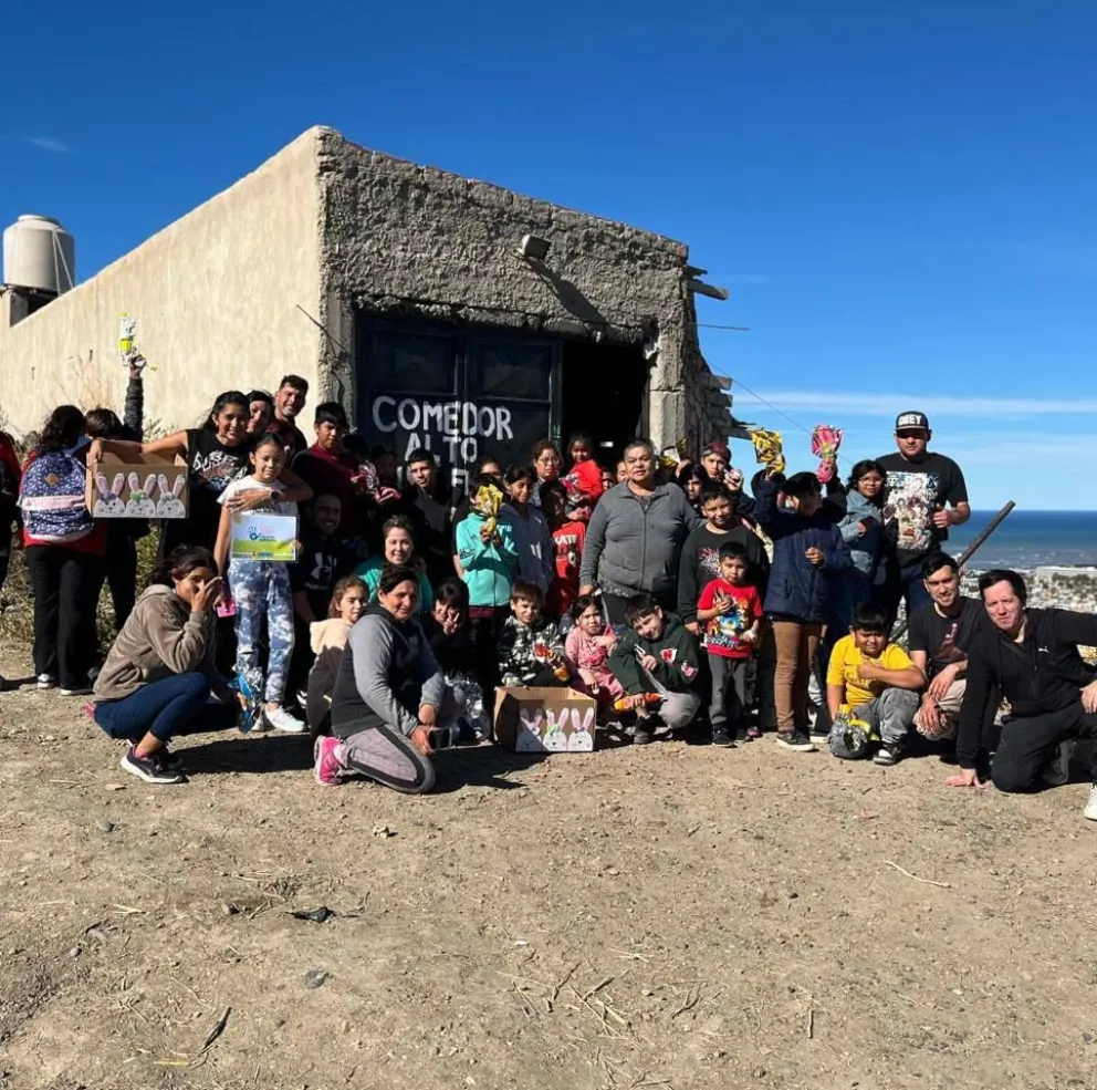 Tiene un comedor en el cerro, cocina tres veces por semana y organiza un festejo solidario