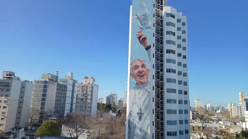 Un nuevo ícono urbano: La Plata estrenó el mayor mural dedicado al papa Francisco