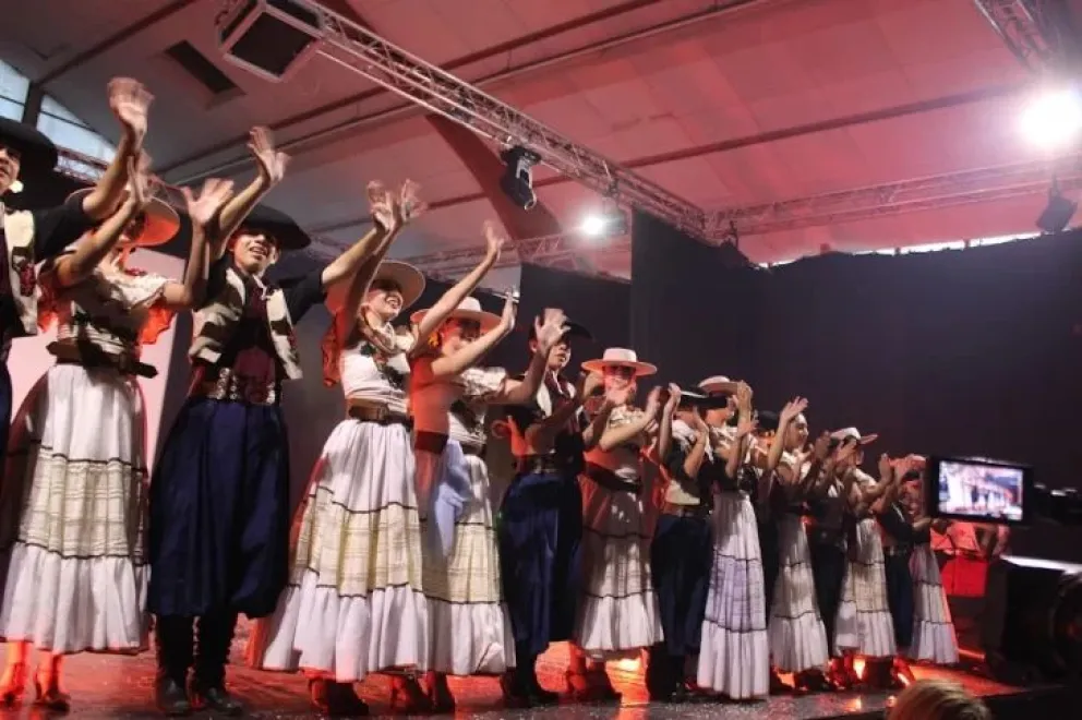 Ovacionado por el público, el Ballet Infantil de la Escuela Municipal de Danzas “General Las Heras” cerró su gira. Foto: Lorenzo Echeverría

