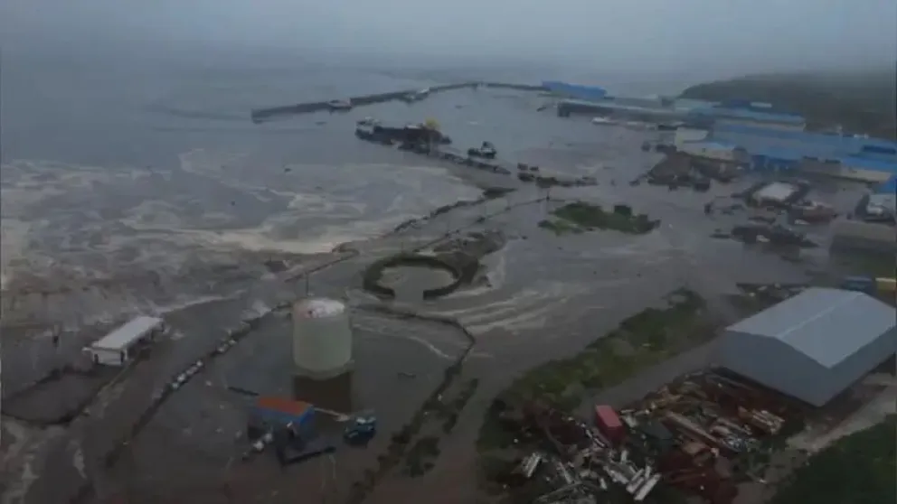 El mar arrastró escombros y alcanzó zonas urbanas en las islas Kuriles tras el sismo.