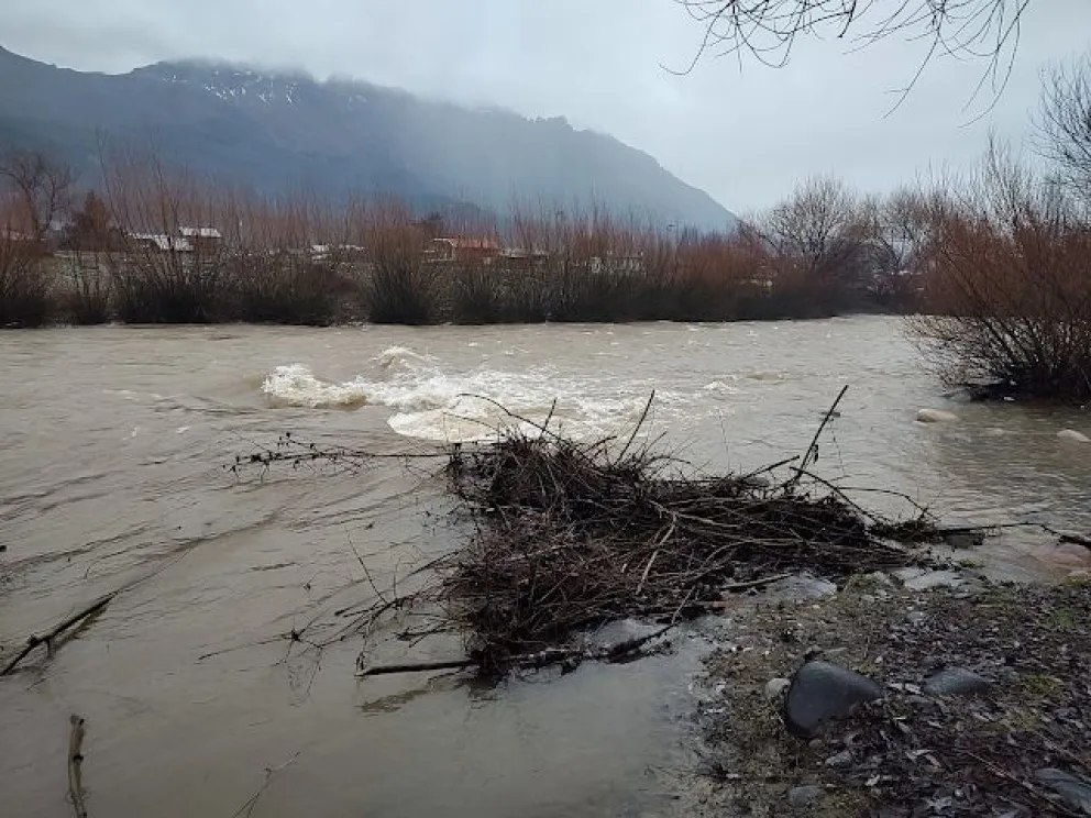  El arroyo Negro creció entre 40 y 45 centímetros tras las lluvias y el deshielo.
