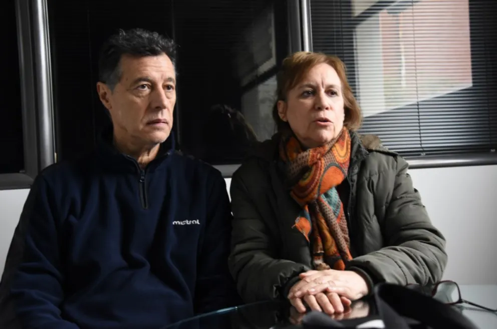 Marcela Hernández y Eduardo Champagna, padres de Marina, denuncian la inacción judicial y exigen respuestas tras seis años sin contacto con su hija.