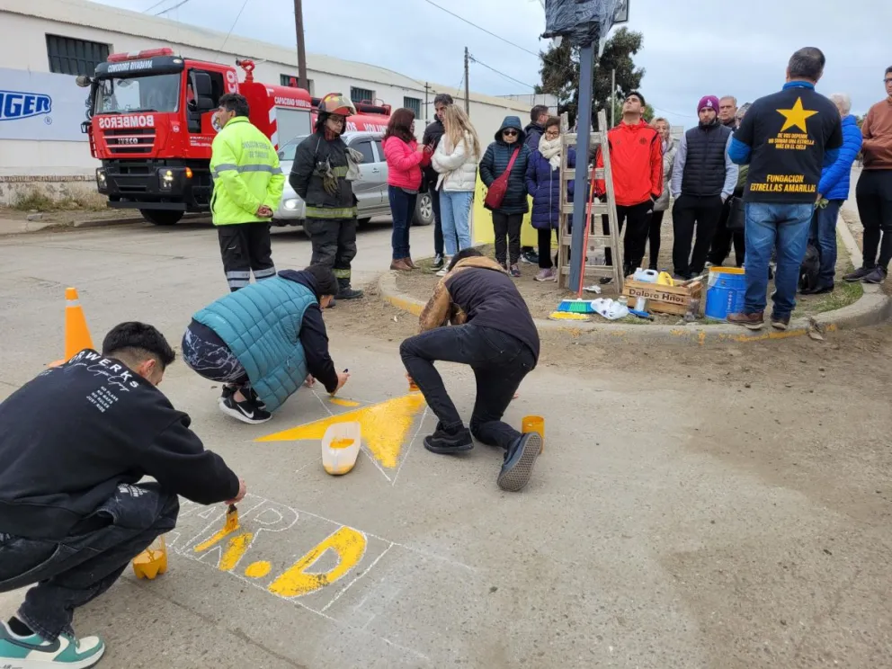 Pintaron una Estrella Amarilla en memoria de Omar Décima en el cruce de Gatica e Yrigoyen, donde familiares y amigos lo recordaron y pidieron conciencia vial.